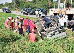 2 สามีภรรยา ขับรถกระบะเสียหลัก พุ่งลงร่องเกาะกลาง พลิกคว่ำเจ็บสาหัส