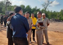 รอง ผวจ.มุกดาหาร ลงตรวจสอบถนนสี่เลน กรณีมีการร้องเรียนขุดหินออกไปแสวงหาผลประโยชน์