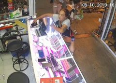 โจรแสบสาวแสบ ทำทีเอาโทรศัพท์มือถือมาขาย ก่อนสบโอกาสเจ้าของร้านเผลอ ขโมยโทรศัพท์มือถือของเจ้าของร้านหลบหนีลอยนวล