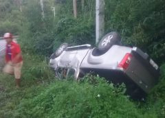 หวิดดับ..พ่อบ้าน อ.ปง กลับมาบ้านเยี่ยมแม่ป่วย เจอโค้งปราบเซียน ฝนตกถนนลื่น รถพลิกหงายท้องข้างทาง