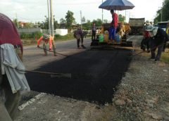 อบจ.มุกดาหาร เร่งซ่อมแซมถนนที่ชำรุดเสียหายแก้ปัญหาความเดือดร้อนประชาชน