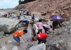 ชาวบ้านแตกตื่นแห่เก็บแร่ทองคำ บริเวณสร้างถนนสี่เลน