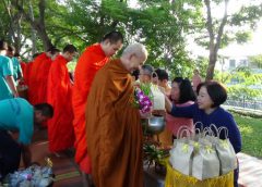 ตักบาตรบนพื้นเบื่อแล้ว ลองเปลี่ยนบรรยายกาศไปตักบาตรบนเมก ที่จังหวัดแพร่กันบ้าง