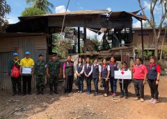 นายอำเภอพิชัย พร้อมกิ่งกาชาด และประชาชนจิตอาสาทุกภาค  ช่วยเหลือมอบสิ่งของผู้ประสบภัยเพลิงใหม้บ้านพักเสียหาย