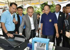 รมว.เกษตรฯปลื้มผลงานวิจัย กรมชลฯโชว์นวัตกรรมเรือกำจัดวัชพืช ทำจากยางพารา สั่งเดินหน้าทำถนนยางทั่วประเทศ ดึงราคายางช่วยเหลือชาวสวนยาง