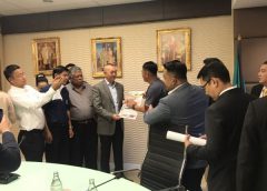 “เฉลิมชัย” แจงจุดยืน3สารพิษ พร้อมรับฟังแก้ไขปัญหาทุกฝ่าย ไม่ตัดสินด้วยอารมณ์ ระบุไม่ต้องคุยรมช.มนัญญา เพราะมอบหมายไปแล้ว  ส่วนม็อบเกษตรกรชุดดำ ระดมพลพรุ่งนี้ที่จะบุกทำเนียบ และ27 พ.ย.ไปกระทรวงอุตฯ เสนอขอเกษตรหนุนกลับไปใช้มติเดิม จำกัดการใช้สาร