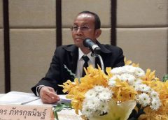 กรมการข้าว เร่งวิจัยพันธุ์ข้าวหอมที่มีศักยภาพการจำหน่ายในตลาดโลกให้มีคุณภาพยิ่งขึ้น ทั้งด้านความหอม รสชาติ ความเหนียวนุ่ม และรูปลักษณะ  อีกทั้งจะถ่ายทอดความรู้แก่เกษตรกรถึงระบบการปลูก การเก็บเกี่ยว และการเก็บรักษา เพื่อให้ข้าวหอมไทยยังครองใจของผู้บริโภคเป็นอันดับต้นของโลกต่อไป