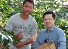 เครือซีพี เดินหน้า “สบขุ่นโมเดล” เต็มสูบ  เปิดโรงแปรรูปวิสาหกิจชุมชน สร้างป่าสร้างรายได้ บ้านสบขุ่น พลิกฟื้นป่า แก้ปัญหาภูเขาหัวโล้น ส่งเสริมปลูกกาแฟทดแทนข้าวโพดเลี้ยงสัตว์