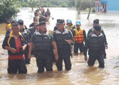 ทหารมอบสิ่งของช่วยเหลือผู้ประสบอุทกภัยนราธิวาส