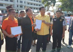 กลุ่มชาวประมงกว่า1,000 คน บุกศาลากลางประจวบฯ ยื่นข้อเสนอให้รัฐบาลเร่งแก้ปัญหาความเดือดร้อน  ประกาศพร้อมหยุดทำประมงหากภาครัฐไม่สนใจแก้ปัญหาความเดือดร้อน