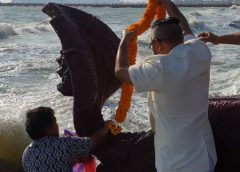 ลุยน้ำคล้องมาลัยพญานาค!งานวันครบรอบ 26 ปี ประดิษฐานยอดชัยหลักเมืองประจวบคีรีขันธ์