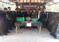 ทหารสนธิกำลังจับกุมวัยรุ่นจำหน่ายและเสพยาเสพติด(ยาบ้า)