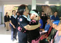 ผู้ว่าฯ จ.แพร่ ขวัญใจชาวบ้าน บุกถิ่นหนาวชาวม้งแม่แรม แจกเครื่องห่มกันหนาวของสภากาชาดไทย