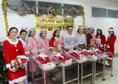 โรงพยาบาลตากสิน สำนักการแพทย์ กรุงเทพมหานคร ต้อนรับคริสต์มาส จับทารกแรกเกิดสวมชุด ซานต้า-ซานตี้