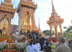 พระราชทานเพลิงศพหลวงปู่หลาย เกจิดังวัดนาจอมเทียน ผู้คนนับพันเดินทางร่วมพิธี