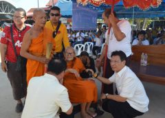 พลังศรัทธา หลวงปูบุคดา ปัญญาธโร “มหาบารมี 62 ” ประกอบพิธีพุทธาภิเษก เพื่อหาทุนสร้างถนนภายในโรงเรียนและมอบอุปกรณ์การแพทย์ให้ 9 โรงพยาบาลในสระแก้ว