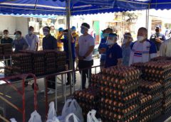 สมาคมผู้นิยมพระเครื่องพระบูชาไทย จังหวัดชลบุรี แจกไข่ไก่ 1 หมื่นฟอง ข้าวสารอาหารแห้ง กว่า 500 ชุด นายอำเภอศรีราชา นำกำลังเจ้าหน้าที่คุมเข้ม ป้องการการแพร่ระบาดเชื้อไวรัส โควิด 19