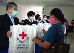จังหวัดน่าน ร่วมกับ สภากาชาดไทย มอบชุดธารน้ำใจ ช่วยเหลือผู้ได้รับผลกระทบจากการแพร่ระบาดของเชื้อไวรัสโคโรนา 2019 (COVID-19) แก่ประชาชนในพื้นที่เทศบาลเมืองน่าน
