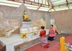 คณะทันตแพทย์หญิง ลดาวดี สัมฤทธิวณิชชา เข้ากราบไหว้หลวงพ่อแก้วตา ศักดิ์สิทธิ์อายุ 243 ปี ในพระอุโบสถมหาอุตม์ 