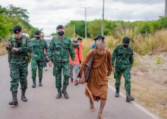 “หลวงตาบุญชื่น” ถึง อ.ธาตุพนม จ.นครพนมแล้ว!!!! เดินธุดงค์เท้าเปล่านับ1,000 กิโลเมตร  ไม่รับปัจจัยเพราะไม่ต้องใช้ ทหาร ร.3 พัน.3 มาคอยอำนวยความสะดวกในการเดินในวันนี้