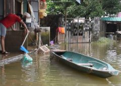 น้ำท่วมเริ่มคลี่คลาย…ชาวบ้านเก็บกวาดบ้าน แต่กังวลขยะมากับน้ำ ที่ส่อส่งกลิ่นเหม็นหลังน้ำลด