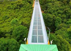 ปิดแหล่งท่องเที่ยวชื่อดัง”สะพานกระจก”ภายในวัดเขาตะแบก ชั่วคราว  หลังพบนักท่องเที่ยวเข้าชมจำนวนมากเพื่อป้องกันเชื้อไวรัส โควิค- 19 แพร่ระบาดในพื้นที่