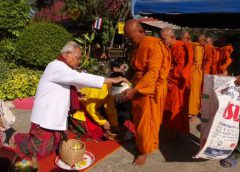 ใส่โสร่งนุ่งผ้าซิ่นทำบุญตักบาตร เดินชมตลาดวัฒนธรรมโบราณ ที่วัดพระธาตุสุพรรณหงส์