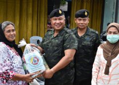 แม่ทัพภาค 4 ฝ่าสายฝนลุยน้ำแจกอาหารให้ผู้ประสบอุทกภัยที่สุไหงโก-ลก