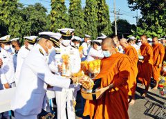 กองทัพเรือร่วมทำบุญตักบาตรพระสงฆ์ 89 รูป ในวันชาติและวันพ่อแห่งชาติ