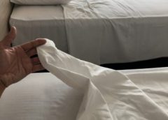 ผู้เข้ารับการกักตัววอนรัฐตรวจสอบมาตรฐานโรงแรม หลังจากเจอโรงแรมดูแลแบบไร้มาตรฐานและจำหน่ายสินค้าราคาสูงเกินเหตุ