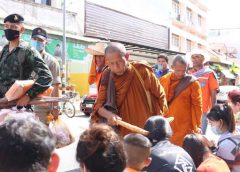 ชาวมุกดาหาร แห่รับหลวงตาชื่นอย่างคับคั่ง