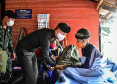 กองพลพัฒนาที่ 3 ค่ายสมเด็จพระบรมไตรโลกนาถ นำผ้าห่มกันหนาวและถุงยังชีพ ช่วยเหลือผู้สูงอายุและผู้พิการ ที่ประสบภัยหนาว พื้นที่บ้านห้วยเซิม หมู่ 25 ต.หนองกระท้าว อ.นครไทย จ.พิษณุโลก