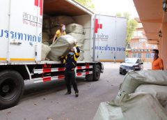 สภากาชาดไทย  ส่งมอบความช่วยเหลือผ้าห่ม เสื้อกันหนาว และถุงยังชีพแก่ผู้เดือดร้อนชาวนครพนม