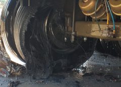 คนขับรถพ่วงอึ้ง! ขับรถวิ่งมาดีๆมีไฟลุกท่วมท้ายรถ