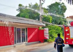 อากาศร้อน ไฟลุกไหม้สายส่งสัญญาณ หวิดวอดร้านเฟอร์นิเจอร์ควบคุมเพลิงได้ทัน
