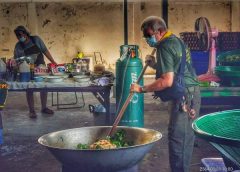 เปิดแล้ว โรงครัวมูลนิธิร่วมกตัญญู จุดที่ 3 สำนักงานกล้วยน้ำไท เพื่อดูแลผู้ที่กักตัวอยู่ในชุมชนคลองเตย 2,000 กล่องต่อมื้อ