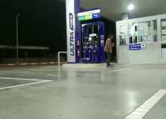 กล้องจับภาพ อดีตช่างอบต.สติแตกไม่สนโควิด อาละวาดขู่ระเบิดปั้มน้ำมัน ก่อนขับรถกระบะเสยท้ายรถชาวบ้านพังยับกลางไฟแดงบาดเจ็บสาหัส ตร.ตามรวบได้คาไฟแดง