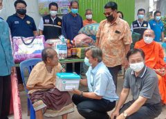 ธารน้ำใจแห่ช่วย “ยายสี” อยู่กับลูกสาวในชุมชนนายางกลัก พร้อมซ่อมบ้านให้ใหม่ นายอำเภอเทพสถิต เป็นตัวแทนมอบบ้านหลังใหม่ให้กับยายสี