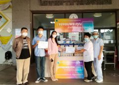 ผู้เชี่ยวชาญประจำสมาชิกวุฒิสภา สภาผู้แทนราษฎร พร้อม ผู้จัดการ บริษัท ปีวิเศษ จำกัด  นำหน้ากากอนามัยและอุปกรณ์ทางการแพทย์ มอบโรงพยาบาลสิรินธร