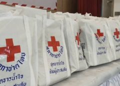 สภากาชาดไทย มอบชุดธารน้ำใจกู้ชีวิตฝ่าวิกฤตโควิด 19 ให้แก่ผู้รับผิดชอบต่อสังคม กักตัวเองอยู่กับบ้านเวลา 14 วัน ในพื้นที่อำเภอศรีราชา เพื่อแบ่งเบาภาระค่าใช้จ่าย