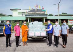  อำเภอปากพลีร่วมกับวัดขุมข้าว จัดพิธีเจริญพระพุทธมนต์อธิฐานจิต น้ำดื่มเพื่อมอบให้โรงพยาบาลปากพลี แจกประชาชนที่มาฉีดวัคซีนป้องกันโควิด-19 เพื่อเป็นขวัญกำลังใจ