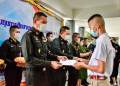 ผบ.ร.8 ไอเดียเจ๋ง!!! มอบทุนการศึกษาให้บุตรหลานกำลังพล แบบออนไลน์ ผ่านระบบ Zoom (แบบ New Normal) ตามแนวนโยบายของกองทัพบก เพื่อป้องกันการแพร่ระบาดของเชื้อไวรัสโควิด -19