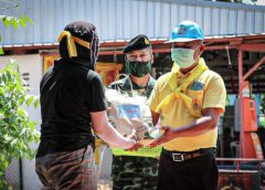ผบ.ร.8 นำนโยบายกองทัพบก จัดรถปันสุขเคลื่อนที่ ออกตระเวนแจกจ่ายเครื่องอุปโภค บริโภค พร้อมแจกจ่ายหน้ากากอนามัย แบบ“Delivery mask” ให้กับประชาชนช่วงโควิด -19 (ระลอก 3)