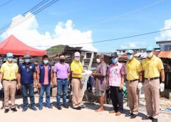 ทัพเรือภาคที่ 1 ร่วม อบต.แสมสาร กำนัน ผู้ใหญ่บ้าน ระดมกำลังพลจิตอาสาซ่อมแซมบ้านผู้ประสบภัยจากพายุฝนฟ้าคะนอง