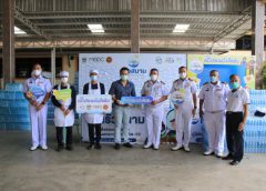 ทัพเรือภาคที่ 1 ร่วมสมทบข้าวกล่อง และขนมหวาน ณ ครัวสนาม วัดสัตหีบ เพื่อช่วยแก้วิกฤต COVID-19