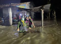 ฝนถล่มน้ำป่าจากเทือกเขาแก้วไหลบ่าเข้าท่วมน้ำบางหมู่บ้านที่เป็นเส้นทางน้ำไหลผ่านกลางดึก ทหารเข้าช่วยเหลืออพยพชาวบ้าน เป็นน้ำป่ามาเร็วไปเร็วและมวลน้ำยังไหลท่วมพื้นที่ในชุมชนเขตเทศบาลเมืองสะเดา