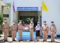 ผบ.กร.พร้อมภริยา มอบของบำรุงขวัญกำลังพลเฝ้าระวังโควิด 19