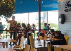 ร้านอาหารในศูนย์การค้าเมืองพัทยา ทยอยเปิดให้บริการแม้ไม่เต็มระบบ ทำภาพรวมไม่คึกคัก แต่ผู้ประกอบการยังเข้มมาตรการป้องกันโควิด