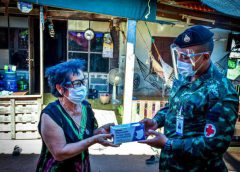 ร.3 พัน.3 จัดหมอเดินเท้าแจกจ่ายหน้ากากอนามัย “หนึ่งกล่องต่อหนึ่งครอบครัว”ให้ประชาชน แบบ“Delivery mask” ช่วงโควิด -19 (ระลอก 3)