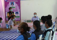 สสจ. มุกดาหารเข้าทำความเข้าใจกับญาติ อสม ที่ฉีดวัคซีนเกิดอาการชาทั้งตัว